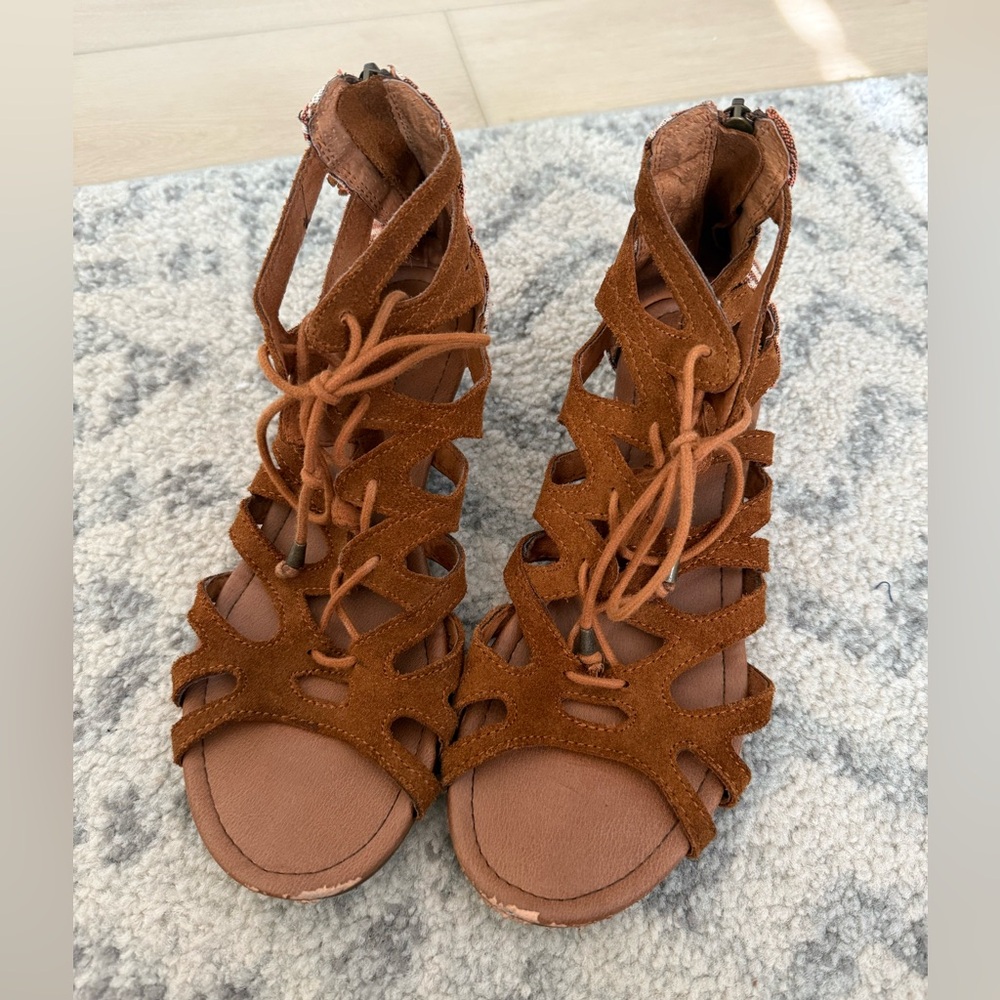 Minnetonka Tan Suede Gladiator Sandals